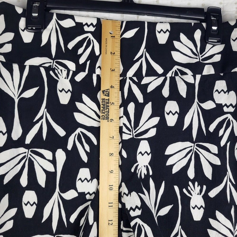 Chico's Crop Pants Women 1.5 L Black White Floral Botanical Pull On Casual - Picture 5 of 10